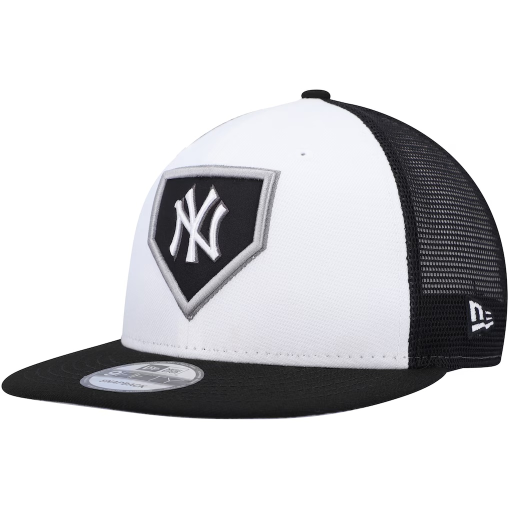 New York Yankees New Era 2022 Clubhouse Trucker 9FIFTY Snapback Hat - White/Black