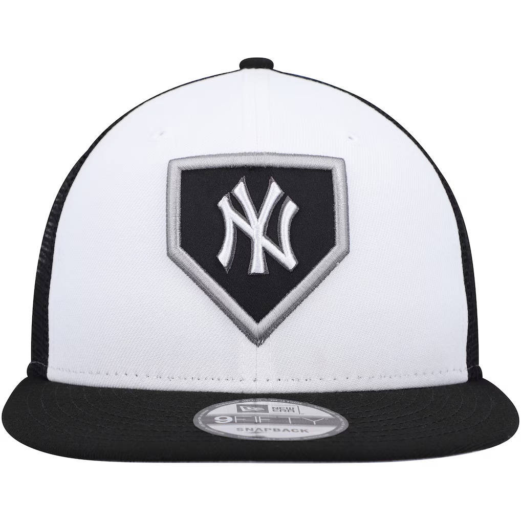 New York Yankees New Era 2022 Clubhouse Trucker 9FIFTY Snapback Hat - White/Black